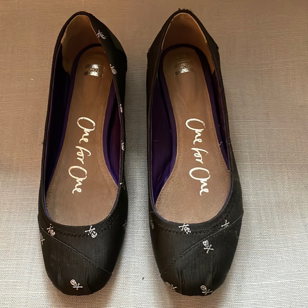 Tom’s Black Ballerina Flats Shoes with Skull and Crossbones Detail